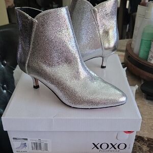 XOXO Metallic Silver Pointed-Kittten Heel Ankle Booties 6